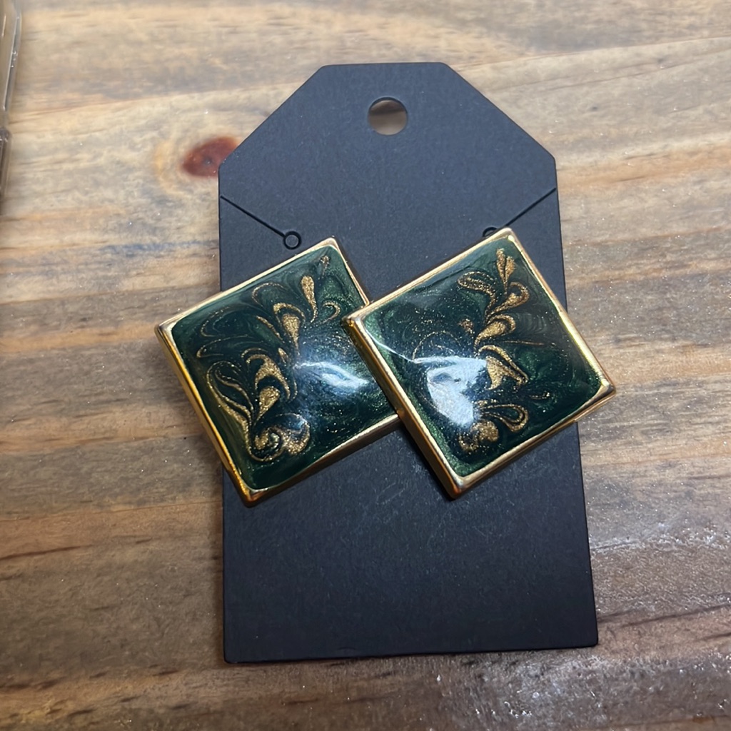 36- Vtg Emerald Green Gold Tone Square Earrings